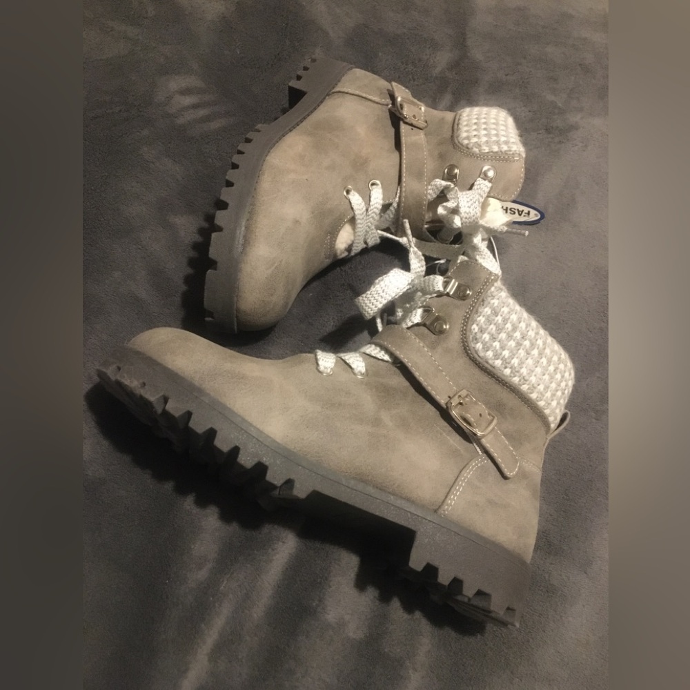 Gray Girls cute boots. NWT size 3. - Picture 2 of 5